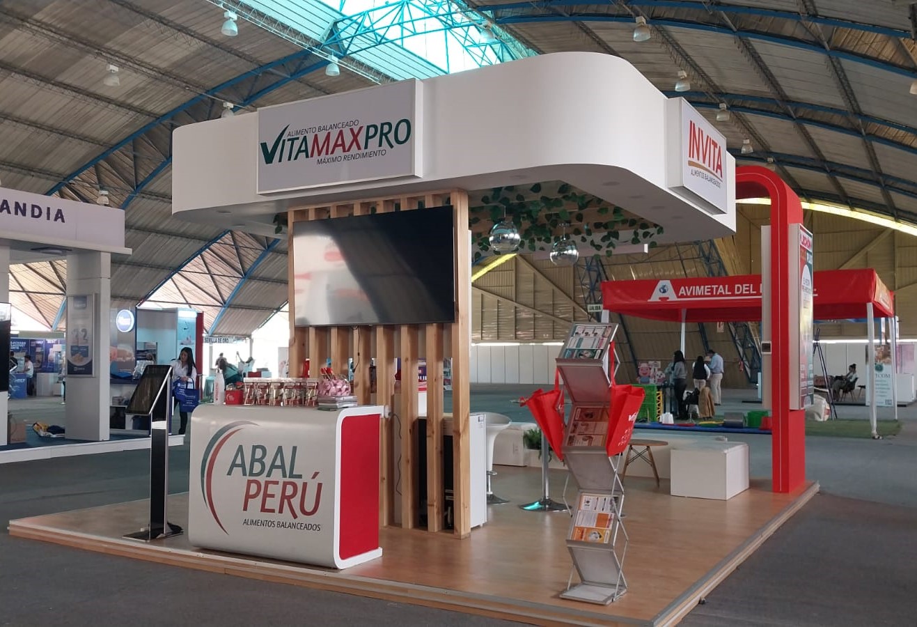 Diseño de stand de feria con pantallas y espacios para presentar productos.