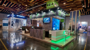 Stand corporativo personalizado para congreso tecnológico en Perú