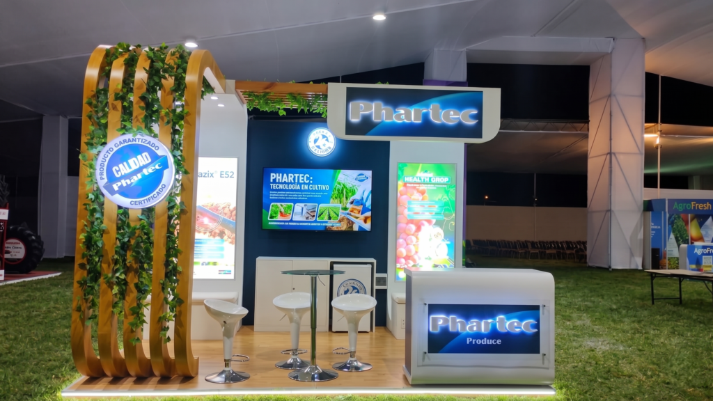 Pantalla digital integrada en el diseño de un stand para feria comercial.