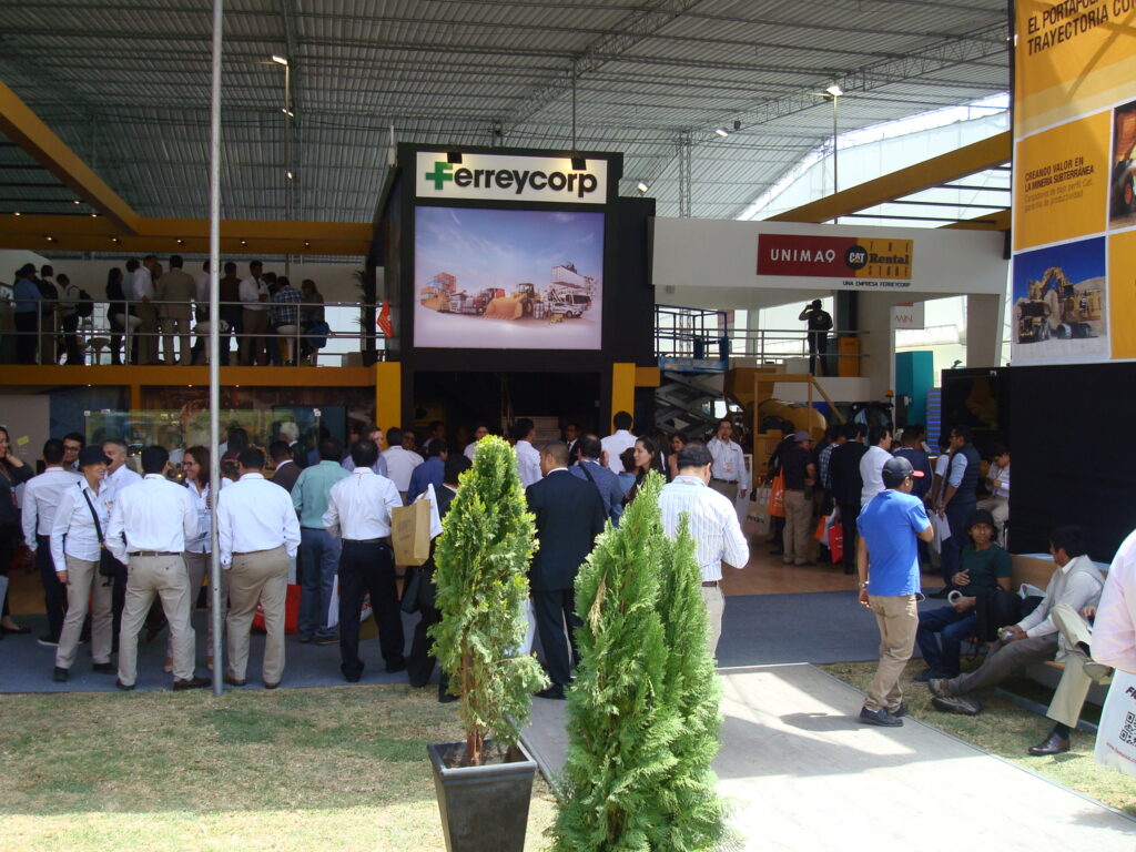 Pabellón de Ferreyros con estructura de gran formato y áreas de exposición en PERUMIN 2015.