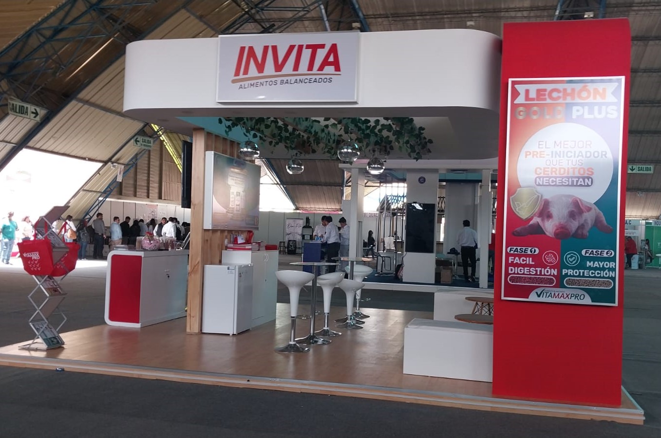 Stand de feria personalizado con diseño e iluminación para destacar una marca.